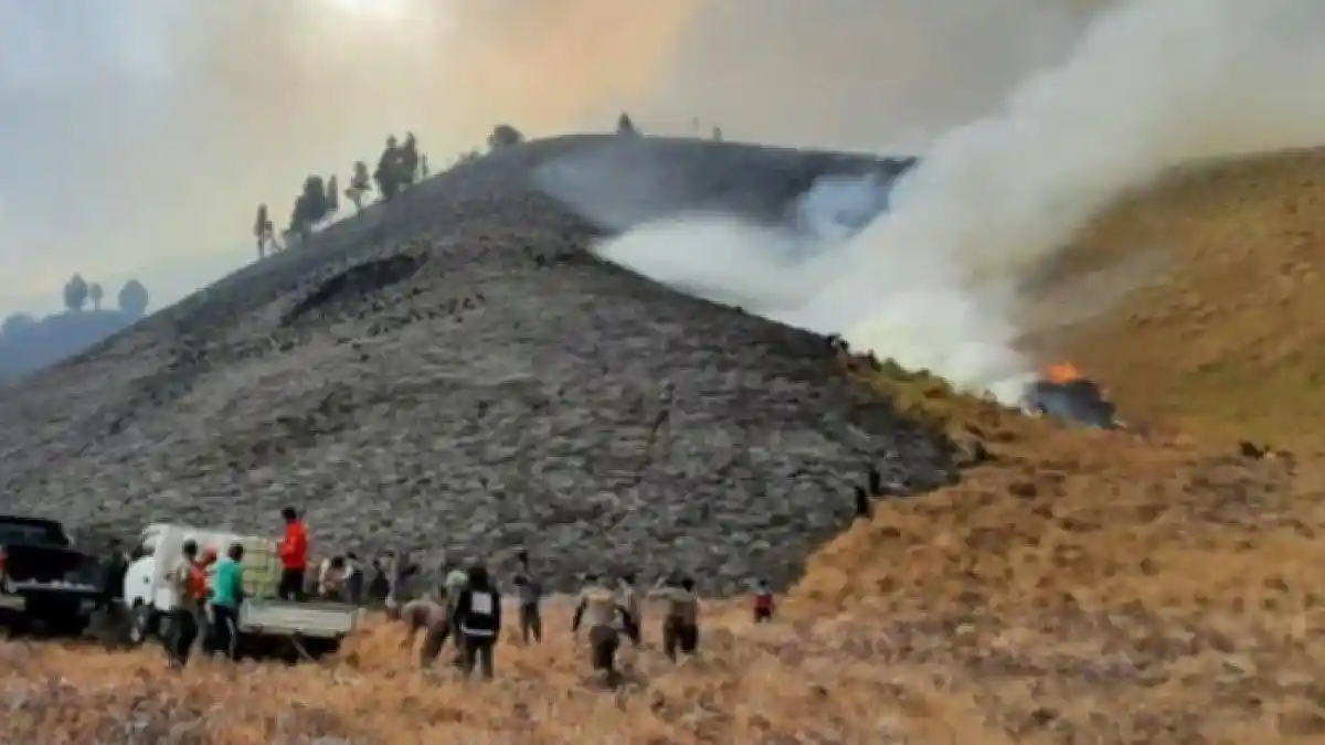 Viral Bukit Teletubbies di Bromo Terbakar, Diduga Dipicu Flare dari Pasangan Prewed, Sempat Ditutup