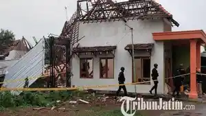 Ledakan-di-rumah-polisi-di-Desa-Sumolawang-Kecamatan-Puri-Kabupaten-Mojokerto-Jawa-Timur.jpg