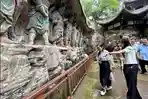 Pengunjung-meyaksikan-maha-karya-arca-batu-memenuhi-dinding-tebing1.jpg