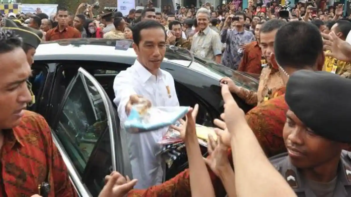 Jokowi Bagi-bagi Kaus 'Hello Kitty 'dari Jendela Mobil
