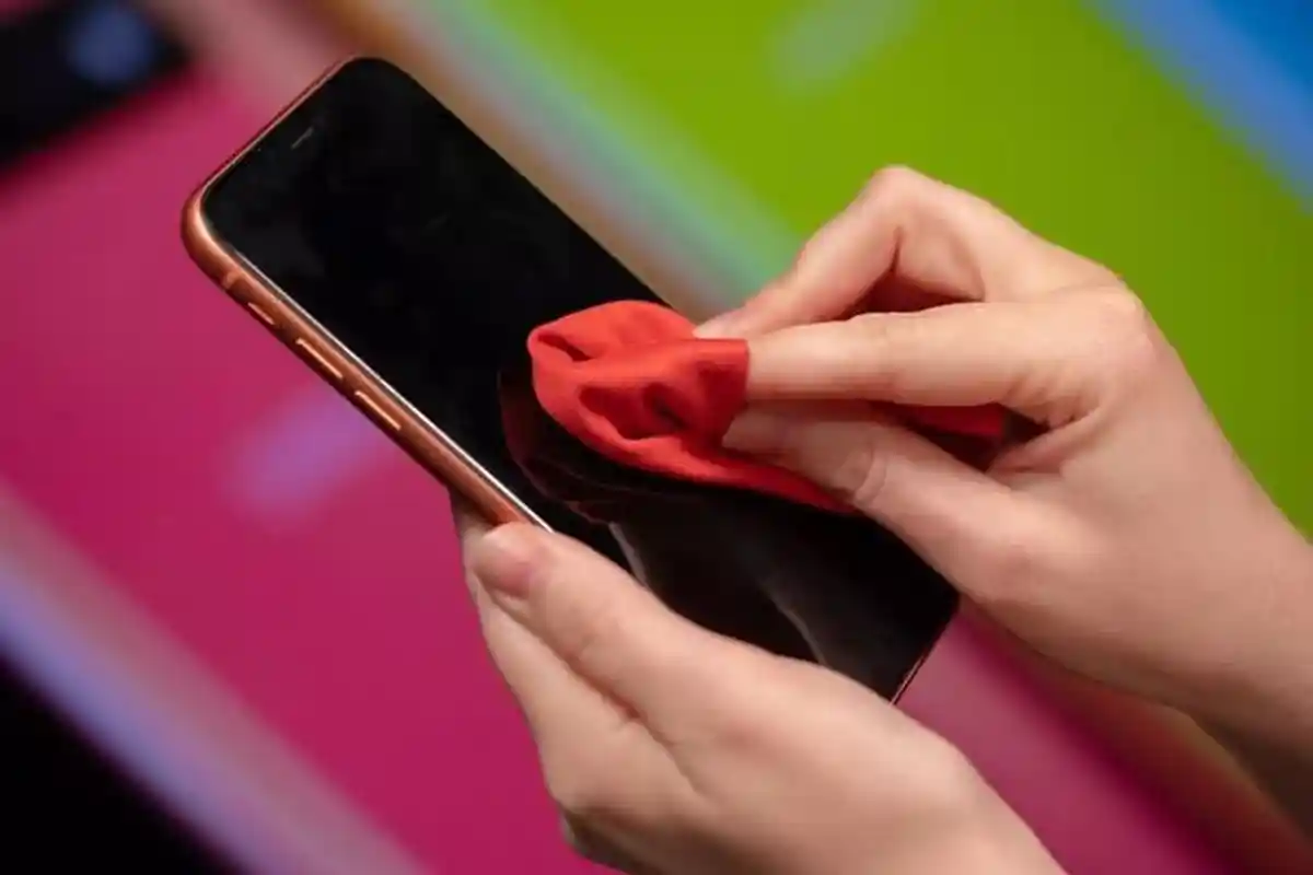 5 Benda yang Sebaiknya Tidak Digunakan untuk Membersihkan Layar HP