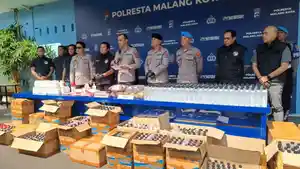 Polresta-Malang-Kota-saat-menunjukkan-barang-bukti-berupa-ribuan-botol-Arak-Bali.jpg