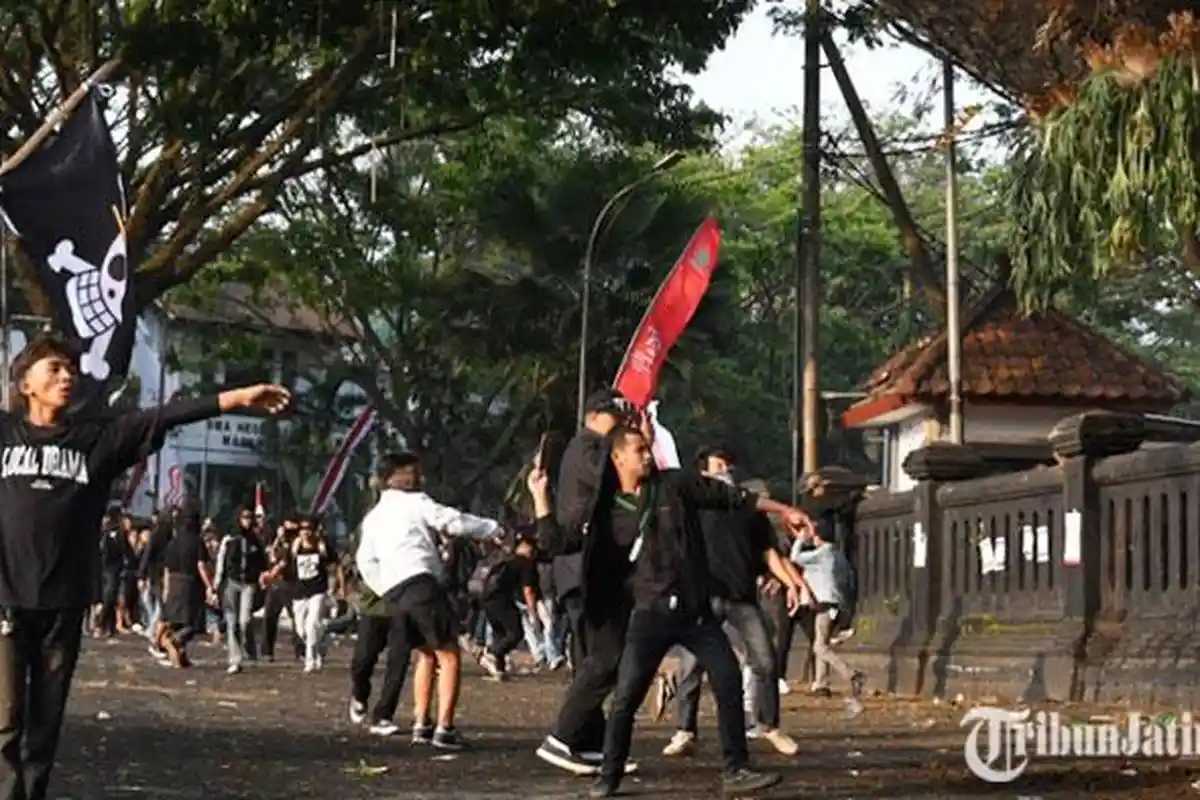 Tuntutan Diterima, Massa di Depan Gedung DPRD Kota Malang Bubarkan Diri