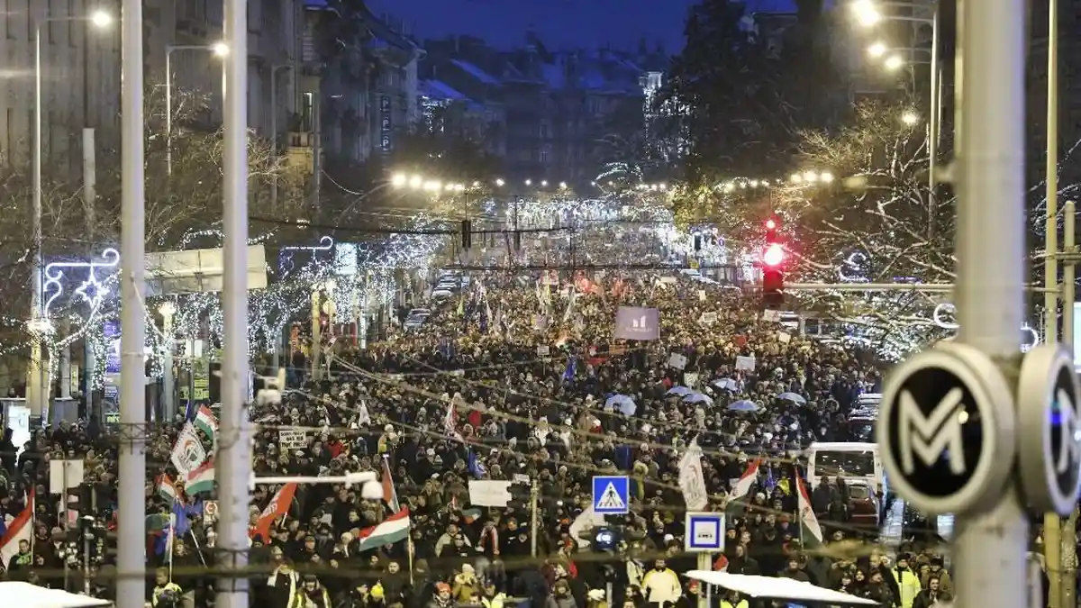 Setelah Perancis, Kini Ribuan Pengunjuk Rasa Beraksi di Hungaria