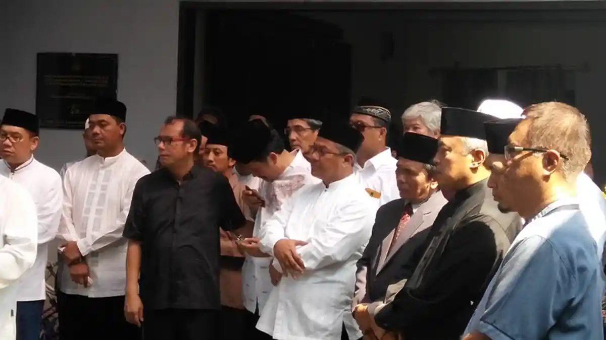 Komisioner KPU Menangis Berikan Penghormatan Terakhir