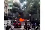 Momen Mencekam di New York, Mobil Terbakar Hebat Lalu Meledak, Warga Panik Berlarian 