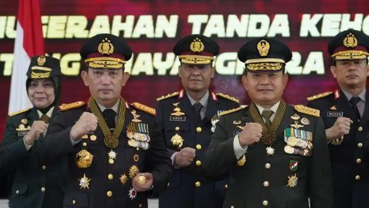 KSAD Jenderal Dudung Abdurachman Terima Bintang Bhayangkara Utama dari Polri