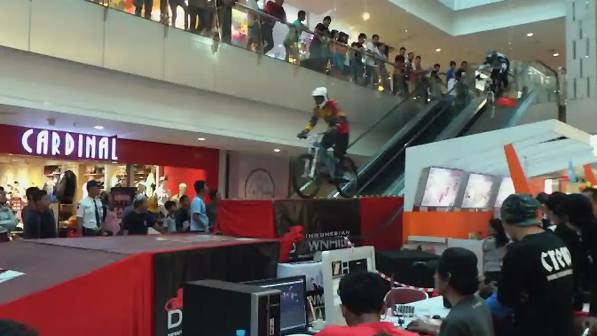 Ratusan Pebalap Sepeda Adu Kebut di Dalam Mall Hartono Solo
