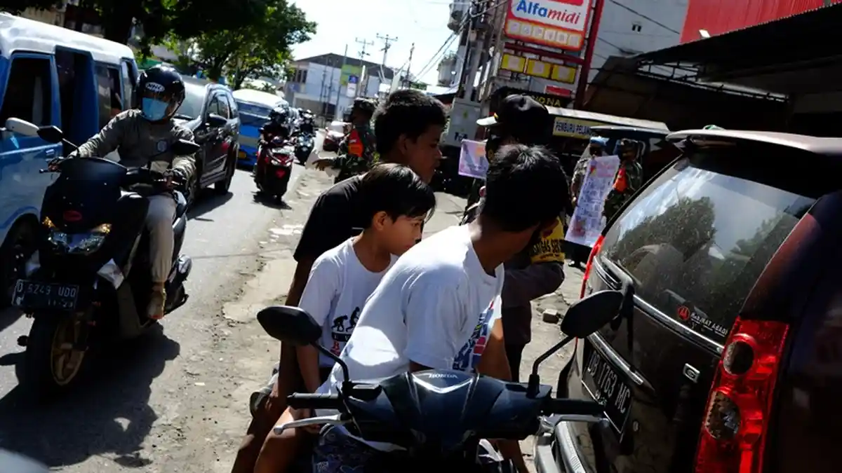 Tiga Orang Ini Ditegur Anggota TNI, Ini Sebabnya