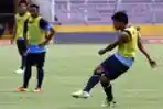 Ahmad Bustomi Latihan Timnas Pra Piala Asia 2015
