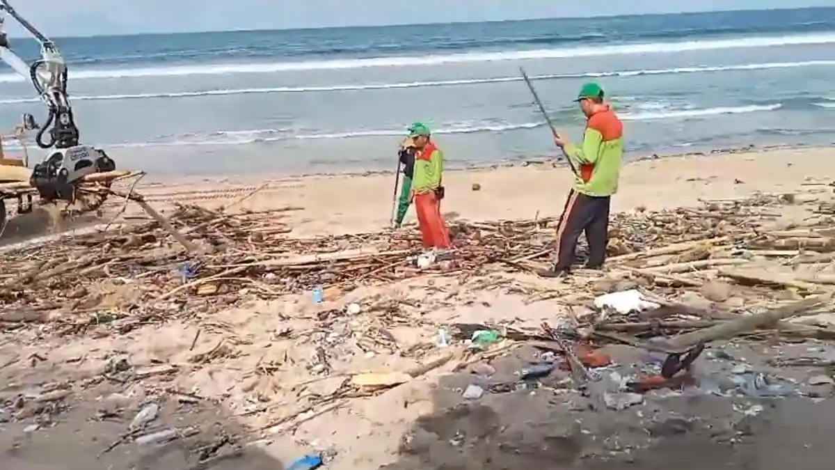 Volume Sampah Kiriman di Pesisir Badung Bali Kian Meningkat, Saat Ini Sudah Ada 150 Ton