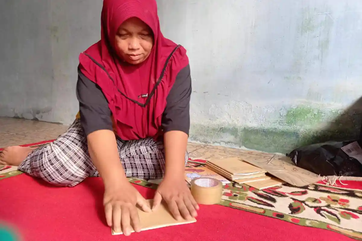 Tahun Ajaran Baru, Sulastri Kewalahan Lengkapi Kebutuhan Sekolah Anaknya