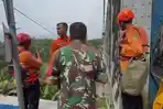 petugas-tim-gabungan-di-Jembatan-Cirahong-22052026-1.jpg