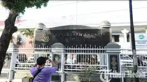 Seorang-warga-memfoto-suasana-di-depan-kejari-Medan.jpg
