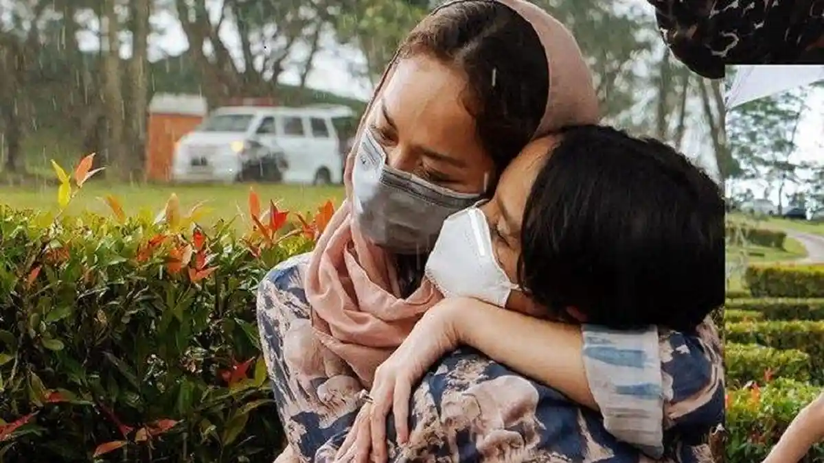 Satu Tahun Meninggalnya Ashraf, BCL Kunjungi Makam sang Suami: Jangan Khawatirkan Kami