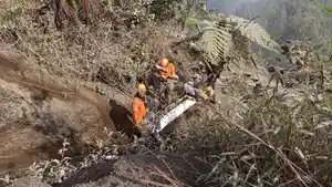 Proses-evakusi-pendaki-ilegal-yang-terperosok-ke-jurang-Gunung-Semeru-Jumat-562026.jpg