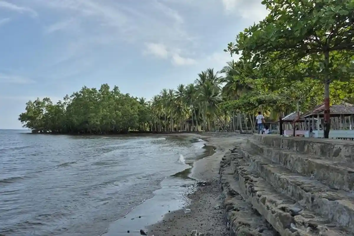 Hanya 10 Menit dari Ibu Kota, Pantai Modisi Destinasi Wisata Akhir Pekan di Bolsel Bareng Keluarga
