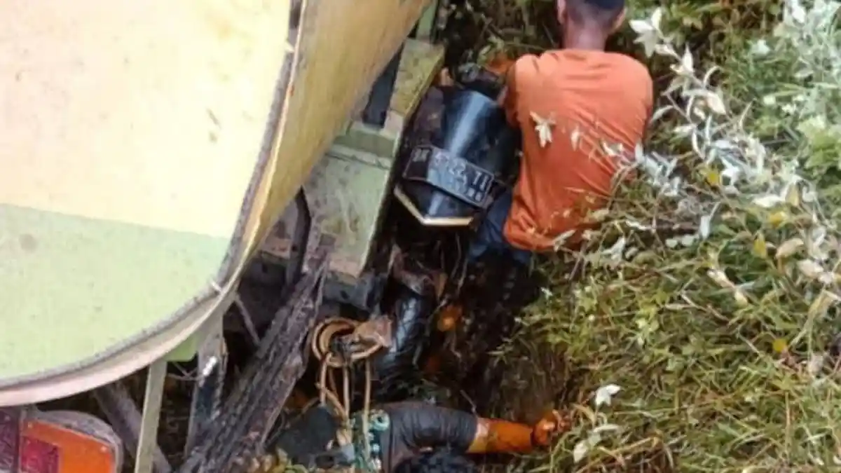 Kecelakaan Beruntun Libatkan 2 Truk dan 2 Motor, Sopir Tewas Terjepit