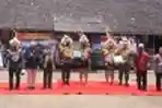 kapolda-dan-pangdam-kaltim-dinobatkan-warga-kehormatan-dayak_20200915_180509.jpg