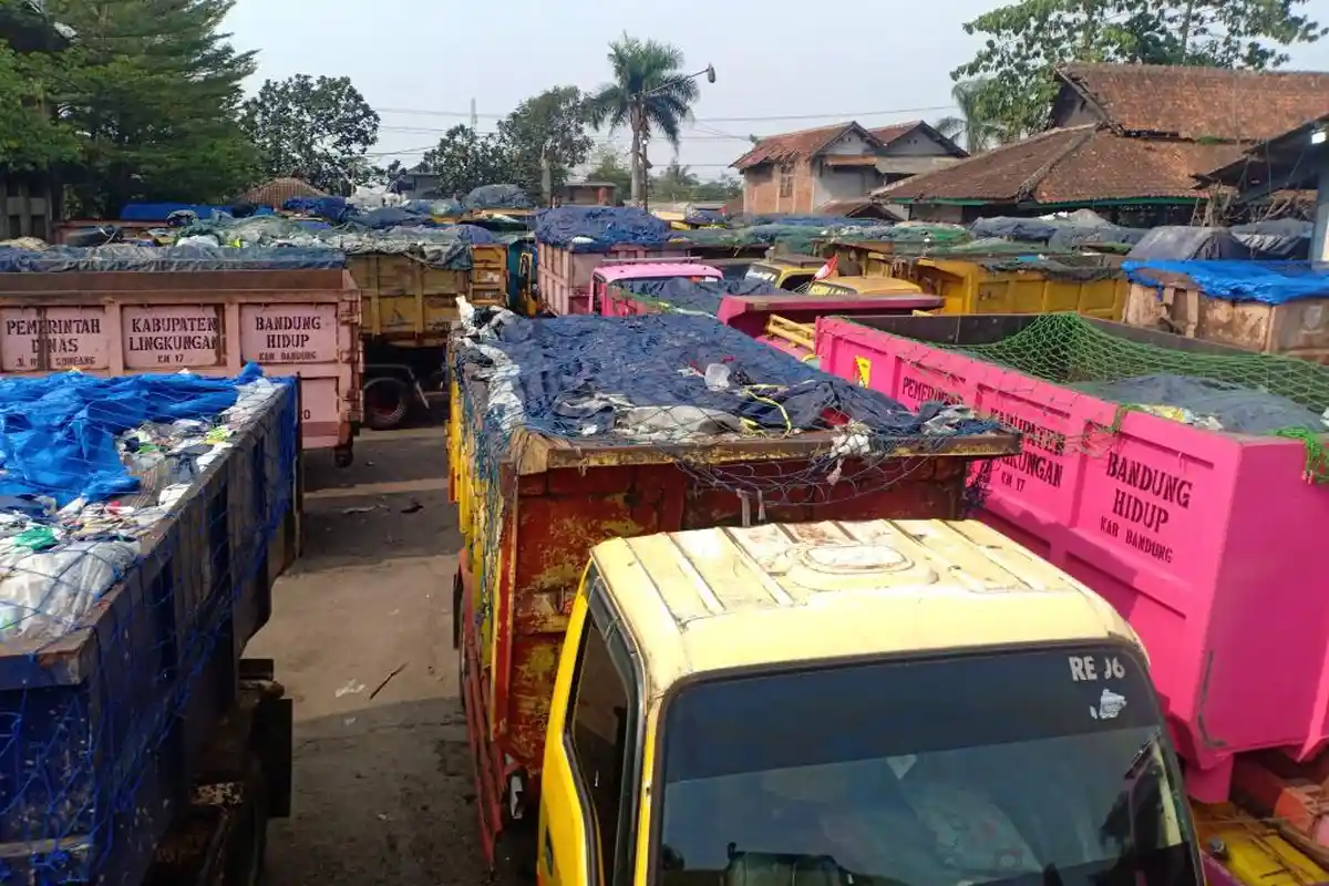 Sampah Menggunung di TPS di Bandung, Truk hanya Bisa Parkir, Tak Bisa Kirim Sampah ke TPA Sarimukti