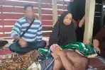 TERSAMBAR-PETIR-Kapolsek-Sabbangparu-AKP-Reski-saat-melayat.jpg