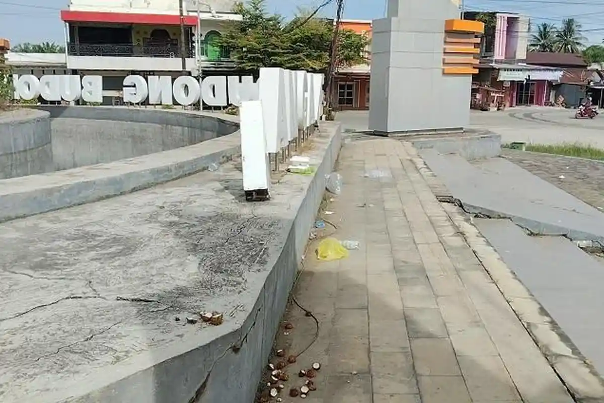 Sampah Berserakan di Pelataran Tugu Benteng Kayu Mangiwang Mamuju Tengah 