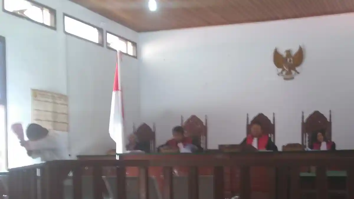 Gara-gara Sandal Tertinggal, Maling Ponsel di Bungo Tertangkap, Sekarang Nangis di Pengadilan
