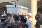 Tiga Jenazah Santri Korban Runtuhan Ponpes Al-Khoziny Tiba di Sampang, Tangis Keluarga Pecah