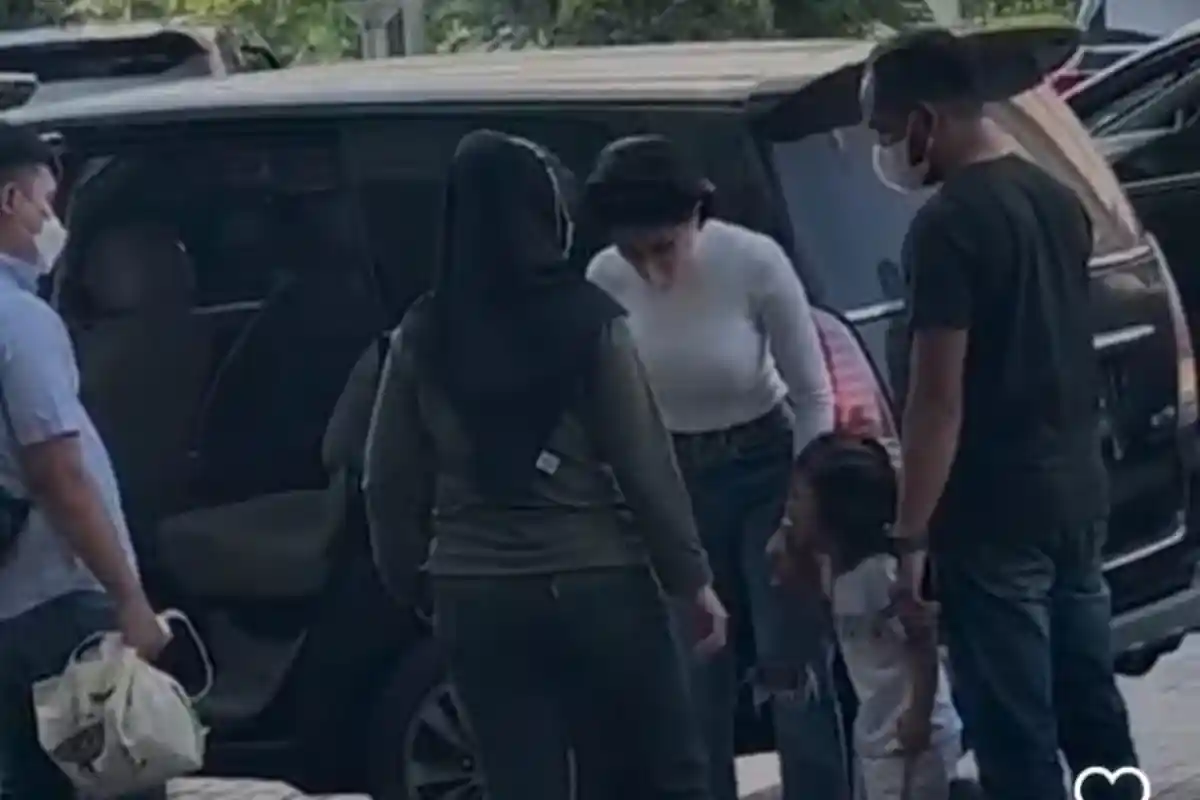 Anak Menangis, Nikita Mirzani Dijemput Paksa Terkait Kasus Dugaan Penghinaan Pacar Nindy Ayunda