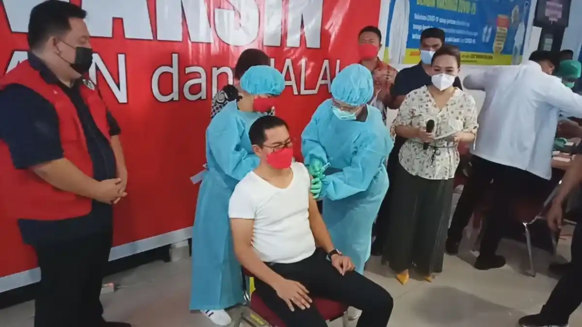 Dua Vaksinator Ini Mengaku Deg Degan Suntik Pemimpin Minahasa Utara Joune dan Kevin