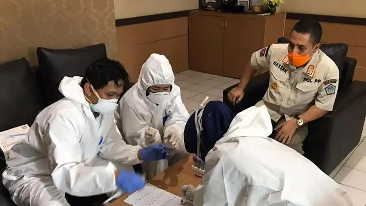Belasan Petugas Satpol PP Gresik Reaktif Rapid Test