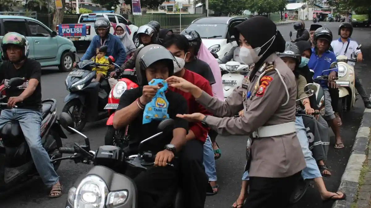 Ditlantas Polda Maluku Utara Bagi-bagikan 200 Takjil Gratis, Sambil Ingatkan Patuhi Prokes