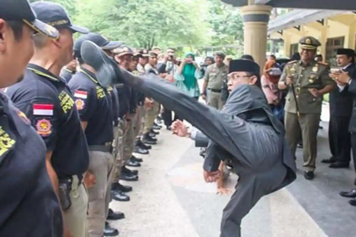 Begini Aksi Tendangan Kungfu Walikota dan Wakil Walikota yang Mendarat di Tubuh Pol PP