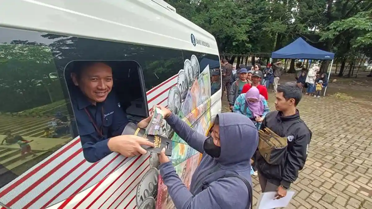 Warga Serbu Layanan Penukaran Uang Baru BI di Velodrome Malang