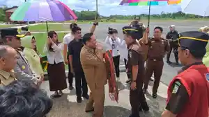 20240212_Pemberian-selendang-oleh-Bupati-Kubar-kepada-Kajati-Kaltim.jpg