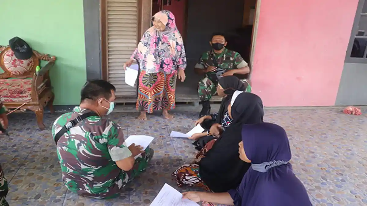 Kodim 1206 Putussibau Laksanakan Vaksinasi dari Rumah ke Rumah