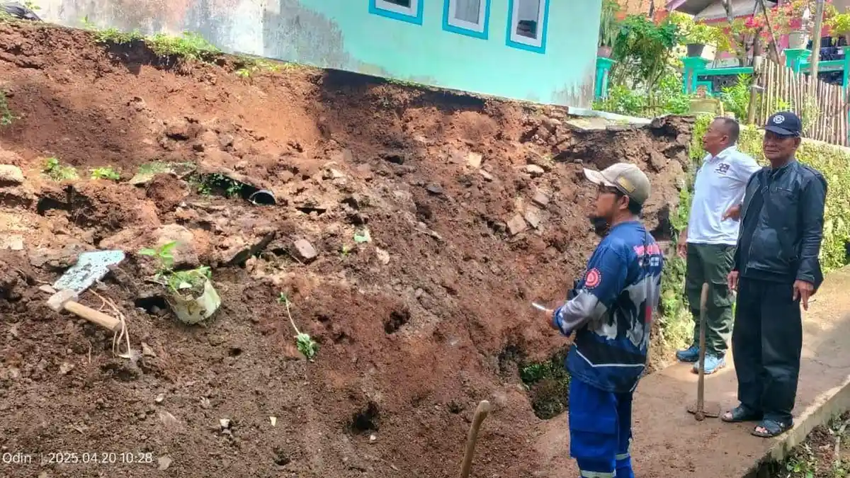 Hujan Deras Guyur Ciamis Sebabkan TPT Longsor, Rumah Sapta di Panawangan Terancam Ambruk