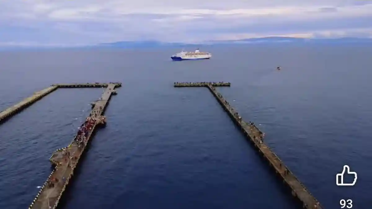 Kapal Putih Pertama Kali Masuk di Kabupaten Waropen 
