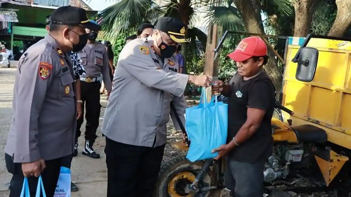 Polres Berau Bagikan Bansos ke Masyarakat Terdampak Kenaikan BBM Subsidi