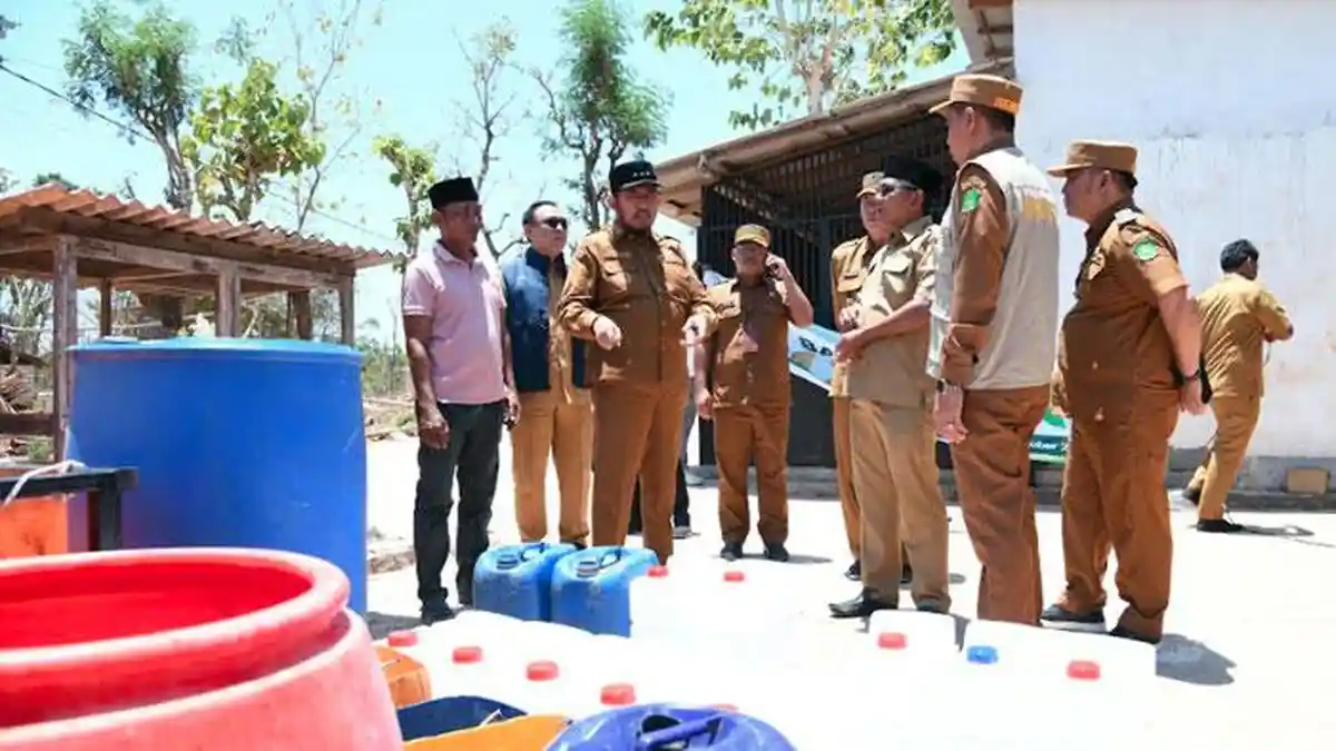 Pantau Bantuan Air Bersih di Desa Langsar, Bupati Sumenep Pastikan Terus Mengalir selama Kemarau