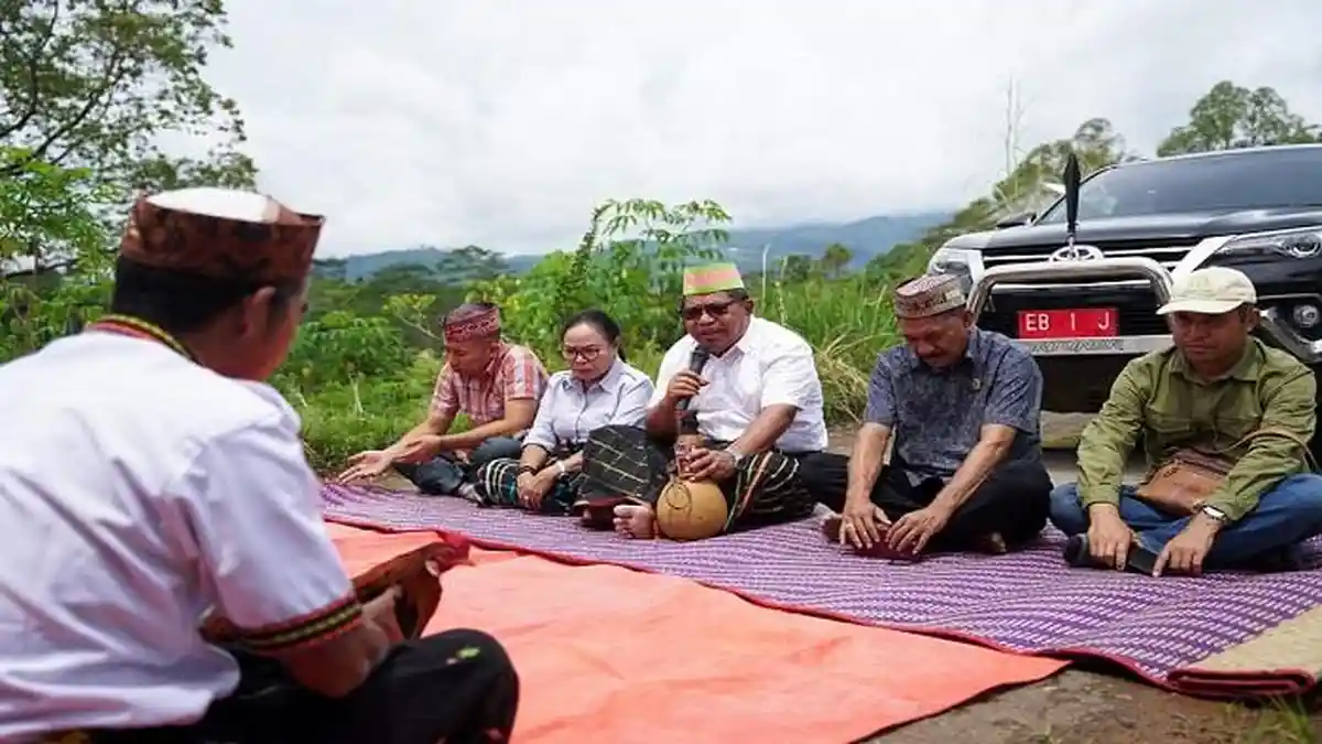 Bupati Agas Andreas Letakan Batu Pertama Pekerjaan Jalan di Manggarai Timur