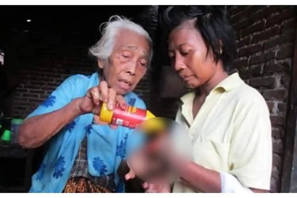 Viral Wanita Kanibal di Kediri Makan Jari-jarinya, Dimasukkan ke Kerangkeng, Begini Kondisinya