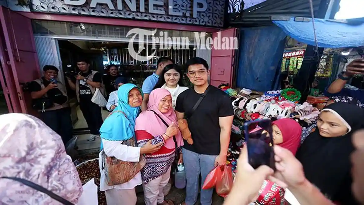 Berita Foto: Beli Kopi dan Jeruk, Kaesang Pangarep Bareng Istri Blusukan ke Pasar Sikambing Medan - 13112023_SWAFOTO_ABDAN-SYAKURO-1.jpg