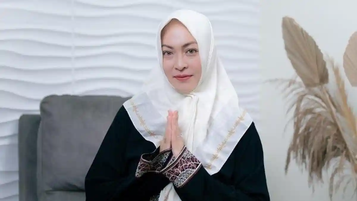 Angelina Sondakh Lebaran dengan Pakaian Seadanya
