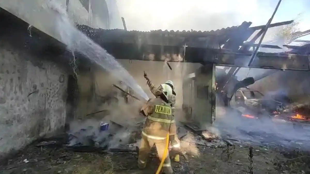 Kebakaran Hari Ini di Cijantung, Satu Unit Rumah Beserta 9 Angkot Terbakar Akibat Percikan Las