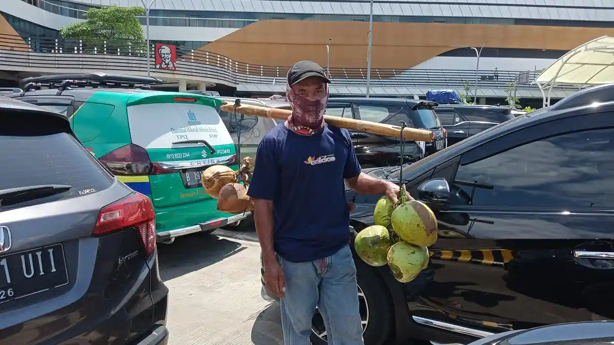 Rezeki dari Jualan Kelapa di Antrean Mobil Pelabuhan Merak