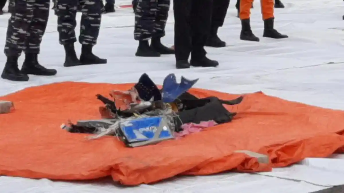 BREAKING NEWS: Pasukan Katak Temukan Bagian Ban Pesawat Sriwijaya Air SJ 182 & Pakaian Anak