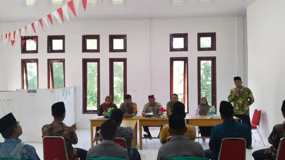 Bhabinkamtibmas Polsek Barumun Hadiri Sertijab Kepala Desa Terpilih