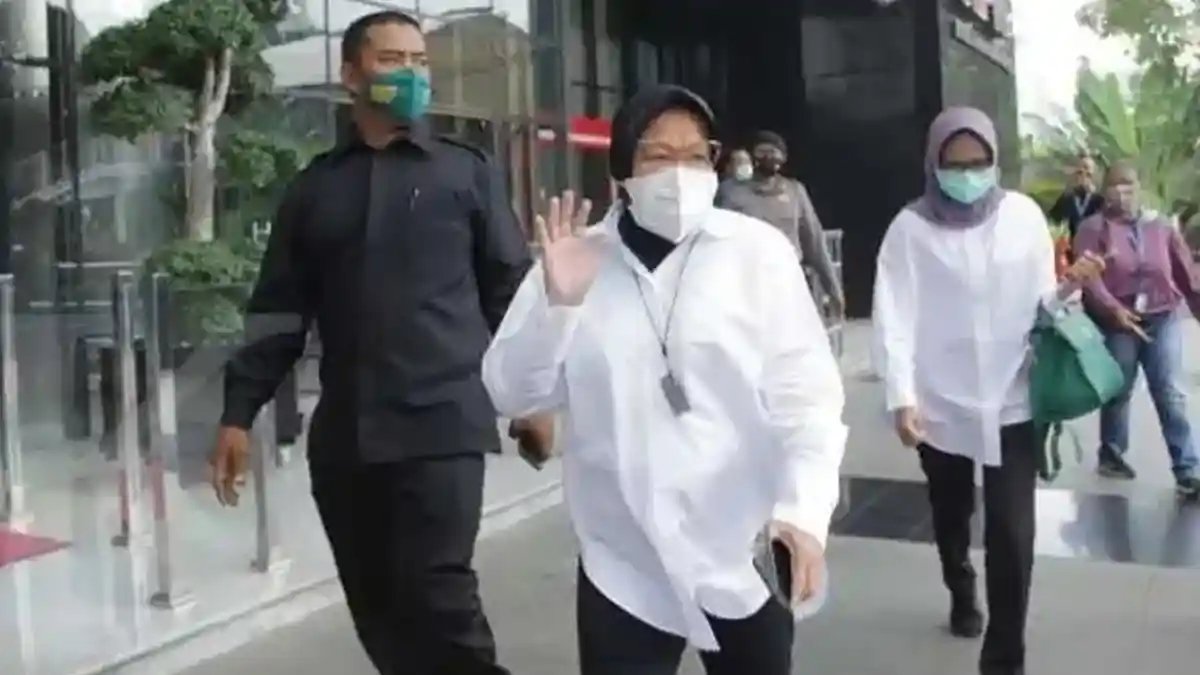 Mensos Risma Blusukan Lagi di Wilayah Anies Baswedan, Kunjungi Pemukiman Pemulung Kalibaru Jakarta