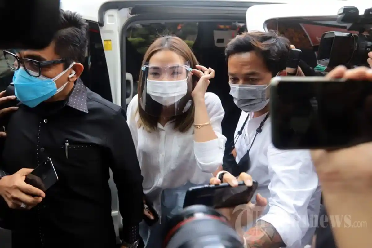 Baju Putih Gisel saat Turun dari Mobil Jadi Pembicaraan, Benarkah Terlalu Tipis